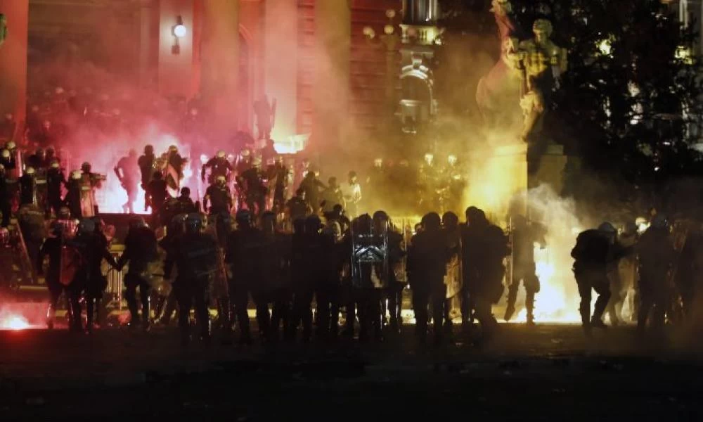 Άγρια νύχτα στο Βελιγράδι με διαδηλωτές να μπαίνουν στην βουλή
